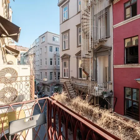 Chic Flat With Balcony 5 Min To Taksim Sq شقة